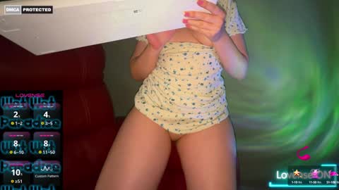 Snapshot of samanthaloves469902 chatting on December 9, 6:45 am Samanthaxoxo online show from December 9, 6:45 am