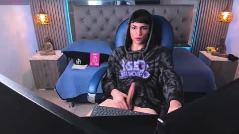 Snapshot of samblack_ chatting on February 16, 12:34 pm Sam online show from February 16, 12:34 pm