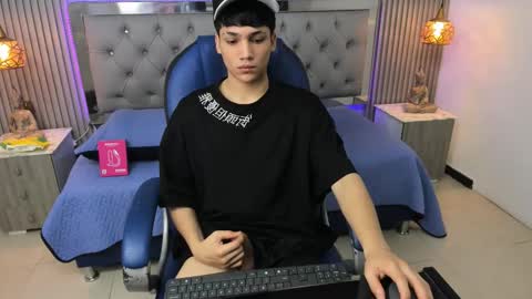 Snapshot of samblack_ chatting on February 19, 1:18 pm Sam online show from February 19, 1:18 pm