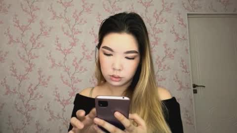 Snapshot of sammiesilvis chatting on February 18, 9:27 am Elina online show from February 18, 9:27 am