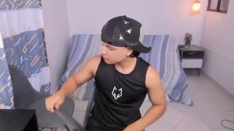 Snapshot of samxx_muscle chatting on July 6, 1:41 pm samxx_muscle online show from July 6, 1:41 pm