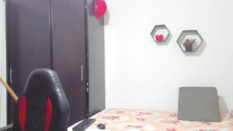 Sanddi  online show from February 4, 8:25 pm