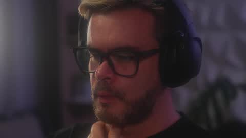 Sanders online show from February 8, 3:32 am