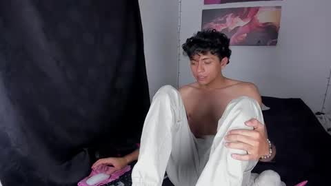 Snapshot of sandy_straw chatting on February 17, 9:43 pm sandy_straw online show from February 17, 9:43 pm