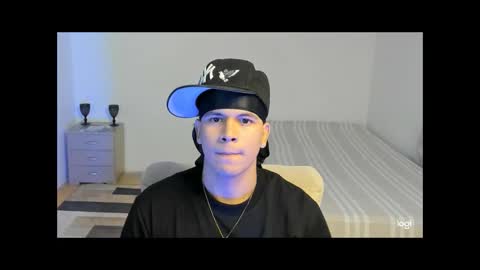 Snapshot of sant_wahlberg chatting on May 10, 10:15 pm Sant online show from May 10, 10:15 pm
