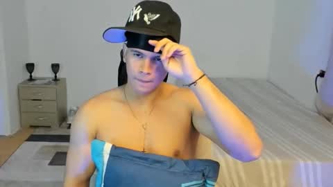 Snapshot of sant_wahlberg chatting on May 15, 10:50 pm Sant online show from May 15, 10:50 pm