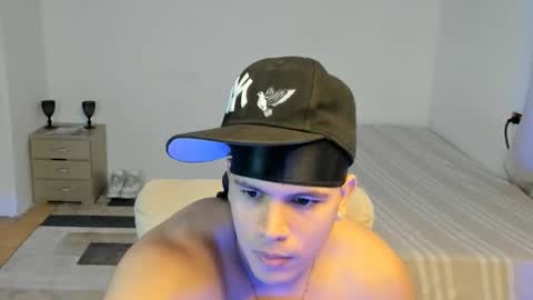 Snapshot of sant_wahlberg chatting on May 15, 11:12 pm Sant online show from May 15, 11:12 pm