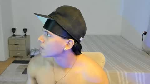 Snapshot of sant_wahlberg chatting on May 15, 11:34 pm Sant online show from May 15, 11:34 pm