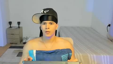 Snapshot of sant_wahlberg chatting on May 15, 11:45 pm Sant online show from May 15, 11:45 pm