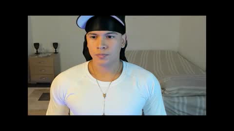 Snapshot of sant_wahlberg chatting on May 19, 10:27 pm Sant online show from May 19, 10:27 pm
