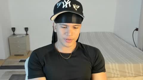 Snapshot of sant_wahlberg chatting on June 3, 12:13 am Sant online show from June 3, 12:13 am