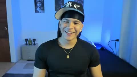 Snapshot of sant_wahlberg chatting on June 22, 3:25 am Sant online show from June 22, 3:25 am