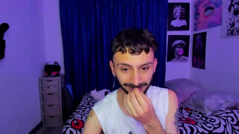 Snapshot of santi_mateo chatting on April 16, 11:29 pm Santi online show from April 16, 11:29 pm