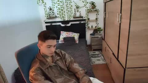 santi_ss online show from May 7, 2:44 pm