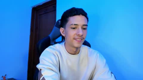 santi_twink19 online show from February 9, 6:33 am