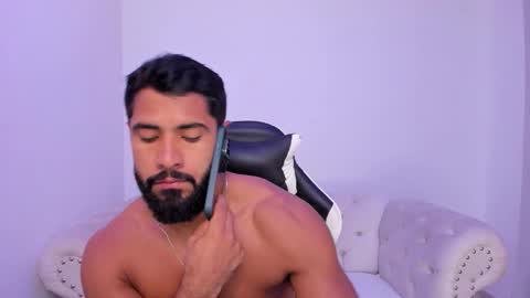 santiago_huntt online show from December 22, 12:57 pm