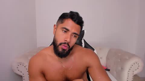 santiago_huntt online show from January 8, 12:57 am