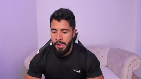 santiago_huntt online show from February 9, 8:35 pm