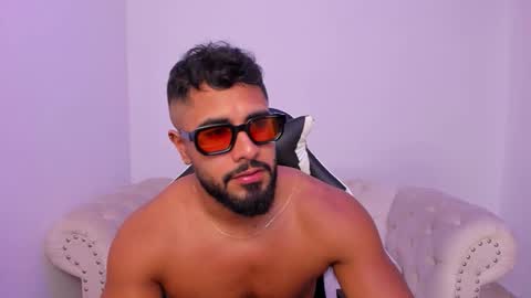 santiago_huntt online show from March 18, 8:56 pm