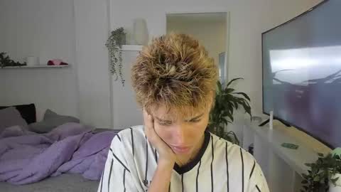 Snapshot of santy_kitty chatting on October 28, 1:20 am kitty online show from October 28, 1:20 am