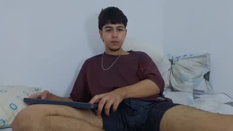 Snapshot of santybig18 chatting on December 6, 1:51 am santybig18 online show from December 6, 1:51 am