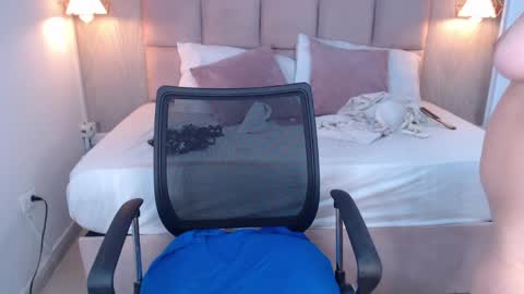 Snapshot of sara_angeelss chatting on April 7, 11:04 pm Sara... online show from April 7, 11:04 pm