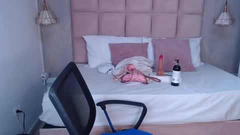 Snapshot of sara_angeelss chatting on April 17, 5:21 am Sara... online show from April 17, 5:21 am