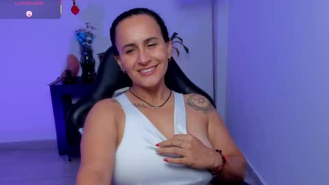 Snapshot of sara_charmy chatting on June 6, 11:42 pm online show from June 6, 11:42 pm