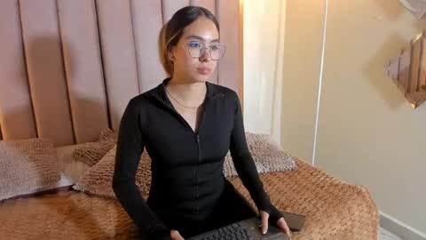 Snapshot of sara_madrid_ chatting on June 9, 6:19 pm online show from June 9, 6:19 pm