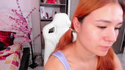 Snapshot of sara_martin_ chatting on December 13, 2:05 pm sara online show from December 13, 2:05 pm