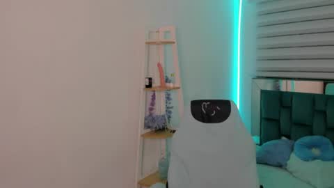 Snapshot of sara_red_x chatting on May 22, 3:57 am sara_red_x online show from May 22, 3:57 am