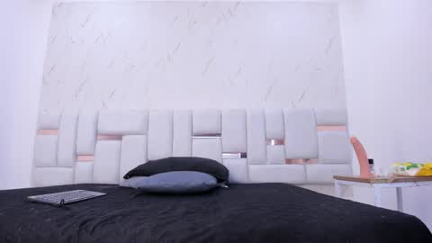 sara_sm1th_ online show from May 5, 12:46 pm
