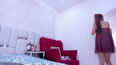 sara_sm1th_ online show from May 17, 1:07 pm