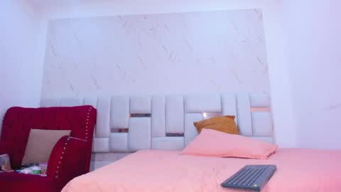 sara_sm1th_ online show from June 3, 2:33 pm
