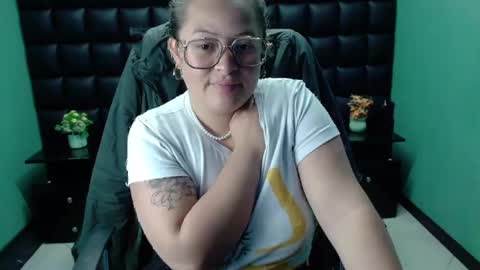 Snapshot of sara_thonson_ chatting on February 22, 3:34 am sara_thonson_ online show from February 22, 3:34 am