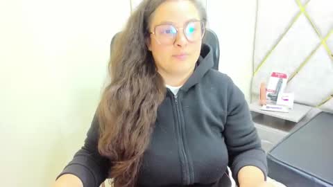 Snapshot of sara_thonson_ chatting on May 16, 3:36 am sara_thonson_ online show from May 16, 3:36 am