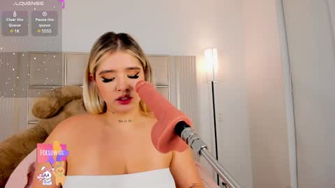 Snapshot of saraa_milleer chatting on January 20, 7:36 am Sara Miller online show from January 20, 7:36 am