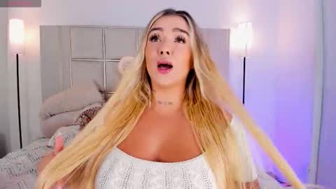 Snapshot of saraa_milleer chatting on October 16, 8:54 pm Sara Miller online show from October 16, 8:54 pm