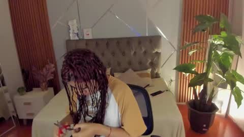 Snapshot of saraandsofi02 chatting on January 19, 9:22 am sofia gomez420 online show from January 19, 9:22 am