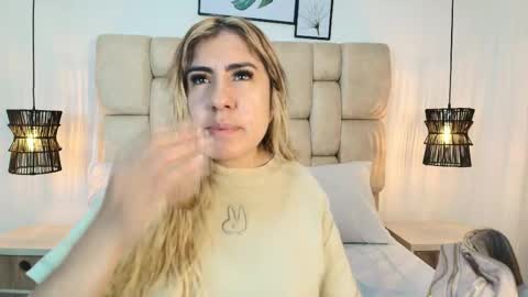 Snapshot of sarablonde_t chatting on May 25, 11:00 pm sarablonde_t online show from May 25, 11:00 pm