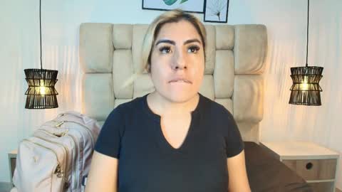 Snapshot of sarablonde_t chatting on May 27, 1:57 am sarablonde_t online show from May 27, 1:57 am