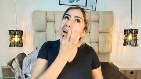 Snapshot of sarablonde_t chatting on June 7, 4:11 pm sarablonde_t online show from June 7, 4:11 pm