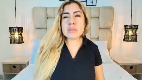Snapshot of sarablonde_t chatting on June 13, 11:24 pm sarablonde_t online show from June 13, 11:24 pm