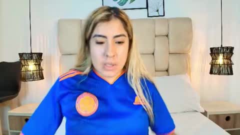 Snapshot of sarablonde_t chatting on June 17, 7:26 pm sarablonde_t online show from June 17, 7:26 pm