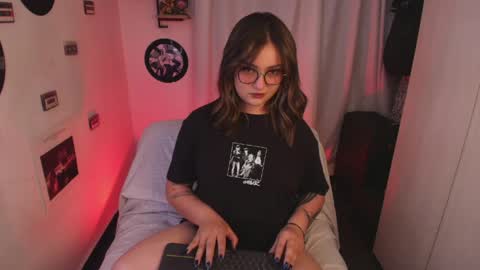 Snapshot of sarah_cuteeyes chatting on April 21, 5:03 am Sara online show from April 21, 5:03 am