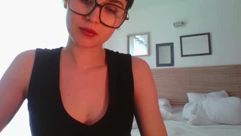 Snapshot of sarah_desire01 chatting on February 15, 3:09 pm Sarah online show from February 15, 3:09 pm