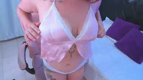 Snapshot of sarah_miel chatting on June 13, 4:10 am Sarah online show from June 13, 4:10 am