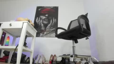 Snapshot of sarah_mistress_ chatting on June 21, 12:35 am Sarah online show from June 21, 12:35 am
