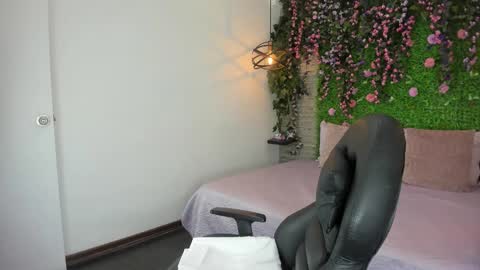 Sarah Deyvis online show from February 20, 2:17 pm