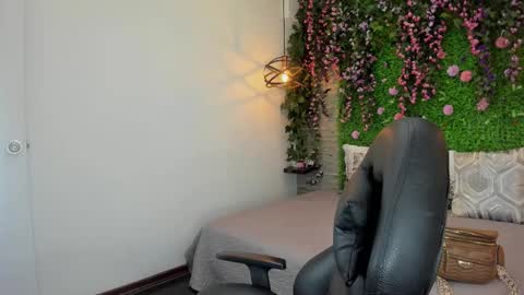 Sarah Deyvis online show from February 27, 1:33 pm